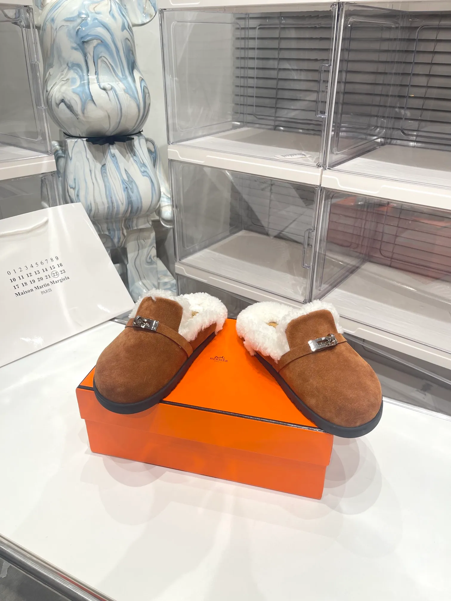 【HERMESG】Furry mop P: 580💰 ●Number of sizes: Men 39-44 (45 custom-made) Women 35-40 (41.42 custom-made) HERMES Hermès cute half-movers.  Classic family language design! It looks good no matter how you match it! Casual and high-end feeling, the comfort is also great, paired with various colorful socks, it has a trendy high-end feel. The top version is made of high-quality real wool ●Upper: imported cow suede ●Inner: imported sheepskin one piece ●Foot: imported mixed sheepskin ●Outsole: Tpu non-slip and wear-resistant outsole.